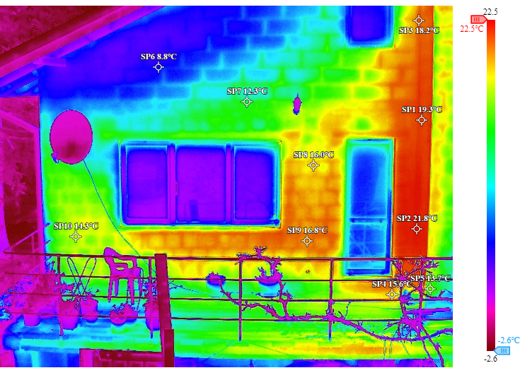 Obraz termowizyjny ściany domu wykonany przez drona DJI Matrice 4T, ukazujący różnice temperatur, które mogą wskazywać na problemy z izolacją